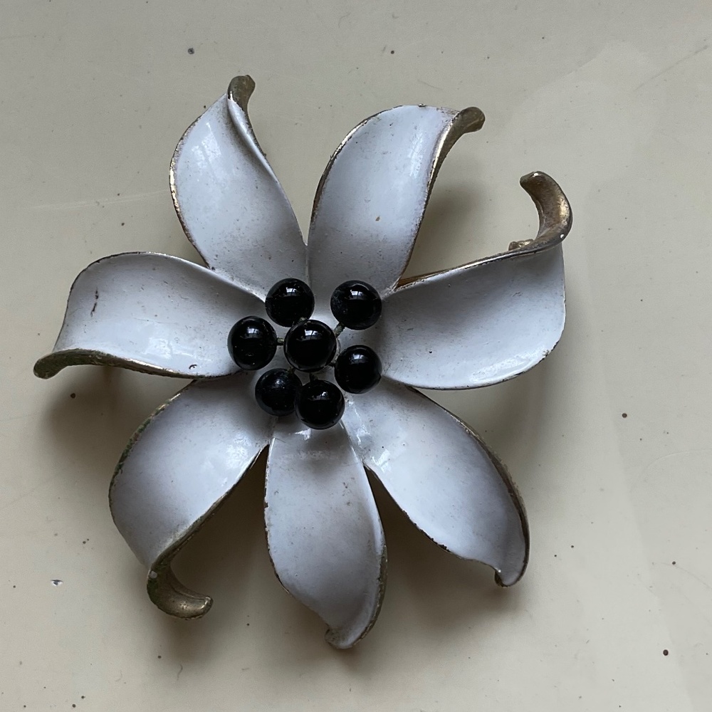 Kramer vintage flower brooch, white with black buds.